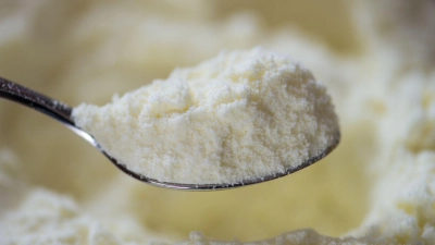 Ein Löffel mit Baby-Milchpulver. (ILLUSTRATION) (Foto: Armin Weigel/dpa)