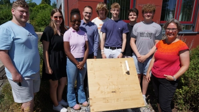 Physiklehrerin Xenia Großmann (rechts) und ihre Schüler haben eine Sonnenuhr gebaut. Unterstützt wurde das P-Seminar von der Hochschule, hier vertreten durch Christian Riess (Vierter von links). (Foto: Andrea Walke)