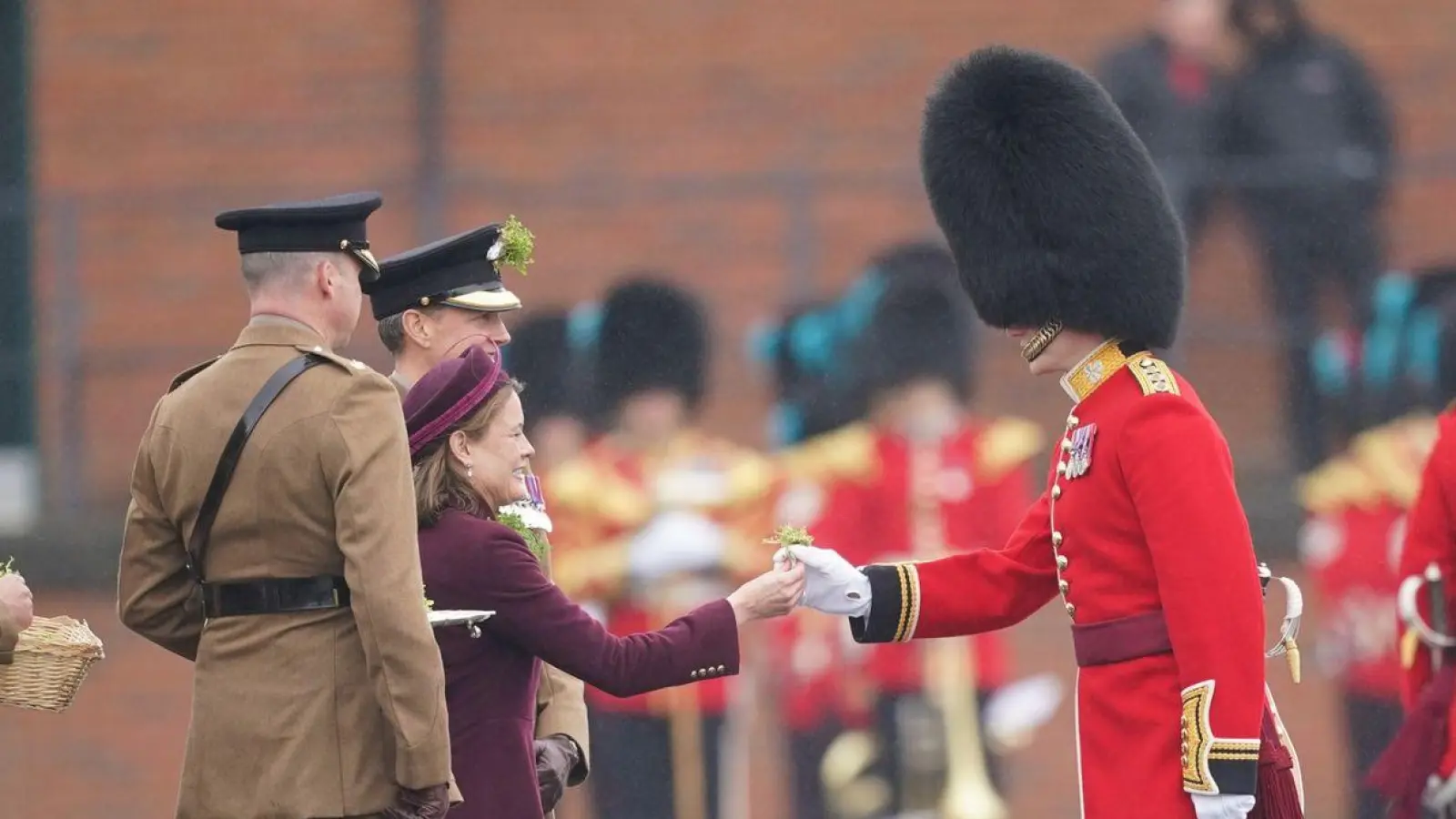 Lady Ghika vertritt Prinzessin Kate bei der Übergabe von Kleeblättern an die Offiziere beim St. Patrick&#39;s Day. (Foto: Yui Mok/PA Wire/dpa)