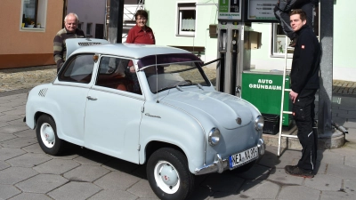 Drei Generationen arbeiten derzeit in der Tankstelle nebst Kfz-Werkstatt in Neuhof mit. Neben den Senioren Heinrich und Anneliese Grünbaum sind das noch deren Sohn Fred und Enkel Tobias. Die Kraftstoffpreise werden nicht automatisch, sondern von Hand umgestellt. Das Goggo ist schon Jahrzehnte in Familienbesitz. (Foto: Ute Niephaus)