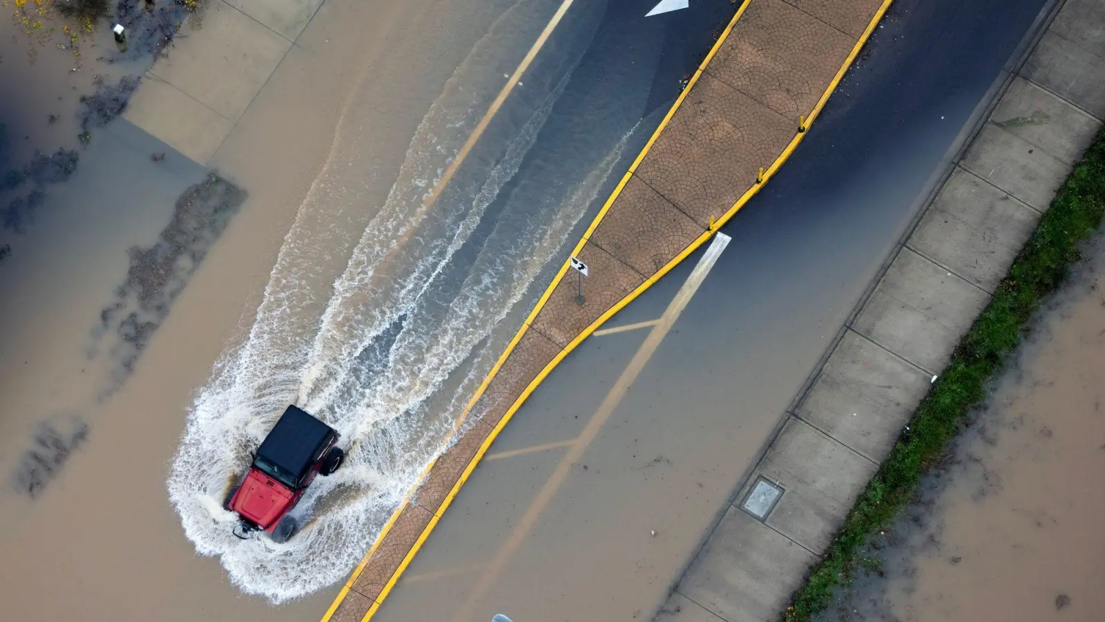 Dutzende Flüsse sind über die Ufer getreten, Straßen und Felder sind überschwemmt. (Foto: Nick Wagner/The Seattle Times/AP/dpa)
