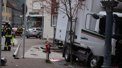 Erst die Hauswand einer Gaststätte bringt den Transporter zum Stehen. (Foto: Joshua Rzepka/onw-images/dpa)