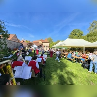 Bei strahlendem Sonnenschein strömten zahlreiche Besucherinnen und Besucher in den Pfarrgarten, um das diesjährige Familienfest der Pfarrei St. Georg zu feiern.  (Foto: Pfarrei St. Georg / Andreas Mack)