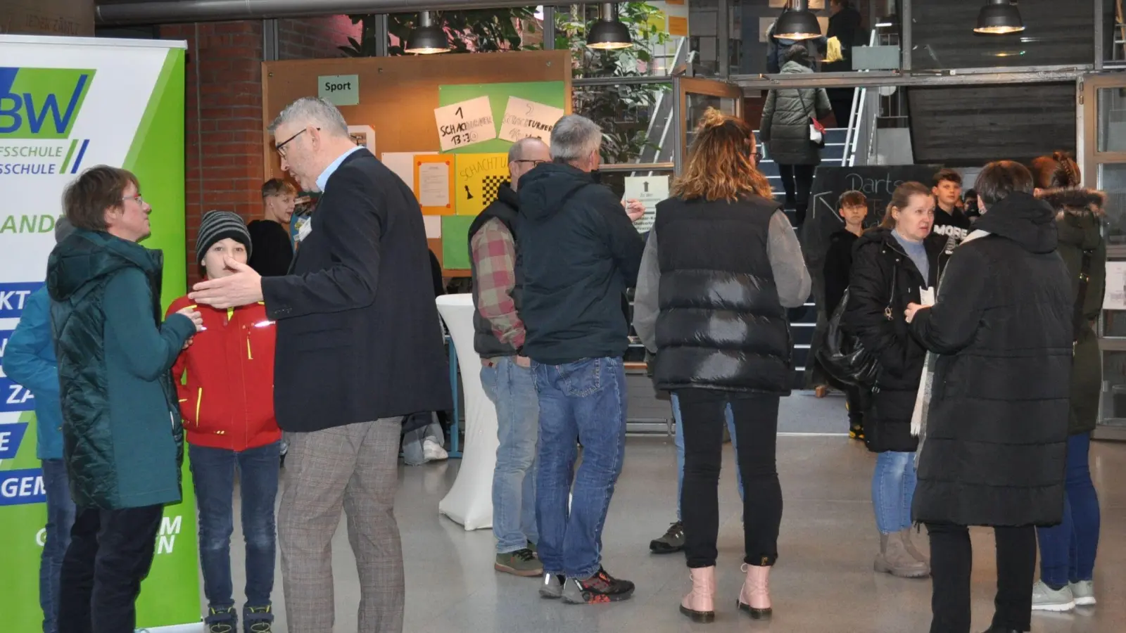 Viele informative Gespräche wurden beim Tag der offenen Schule in der Wirtschaftsschule Bad Windsheim geführt. Von der neuen fünften Jahrgangsstufe war da allerdings noch nichts bekannt. (Foto: Susanne Landgraf)