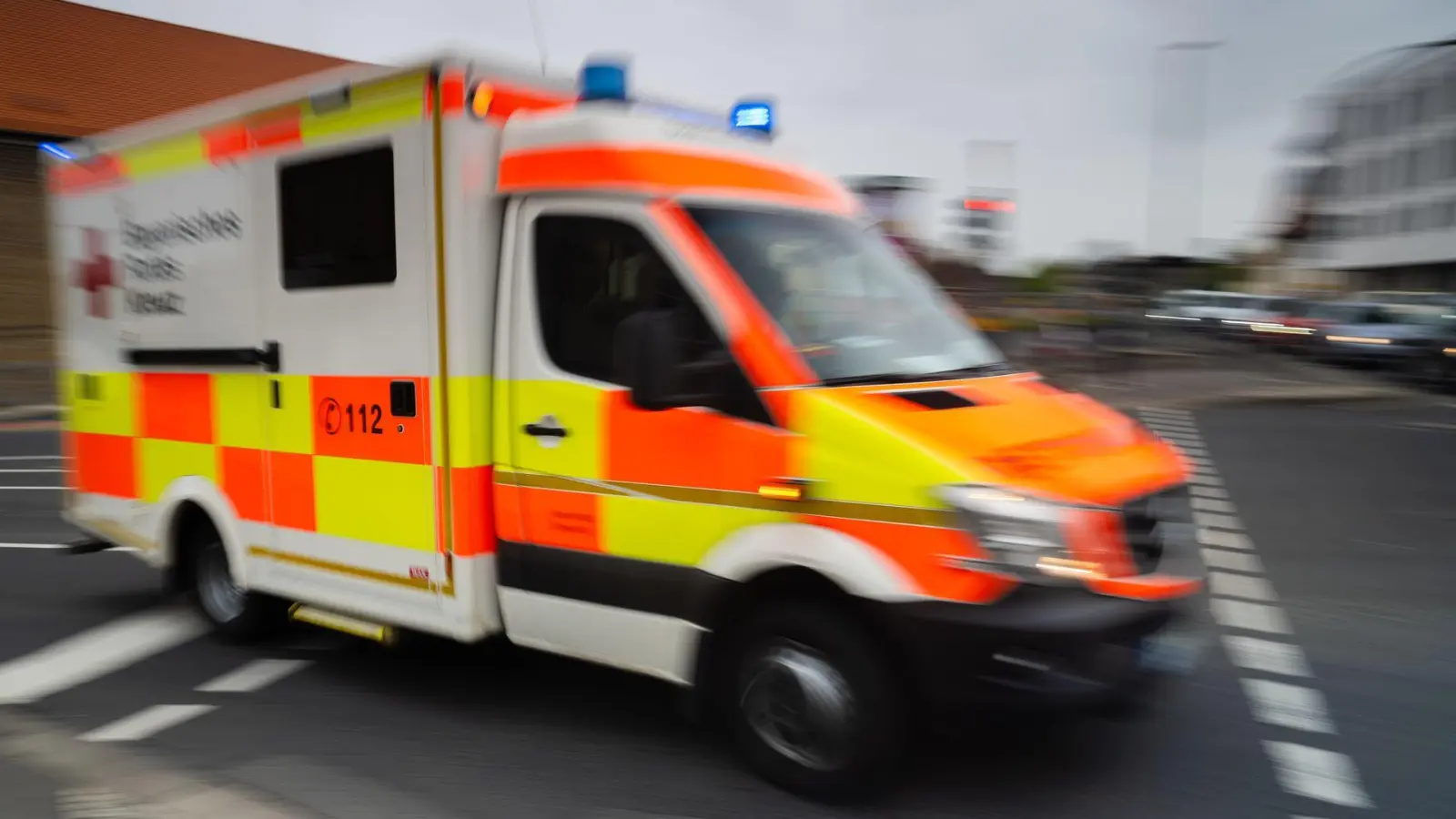 Sanitäter haben das verletzte Kind in ein Krankenhaus gebracht. (Symbolbild) (Foto: Nicolas Armer/dpa)