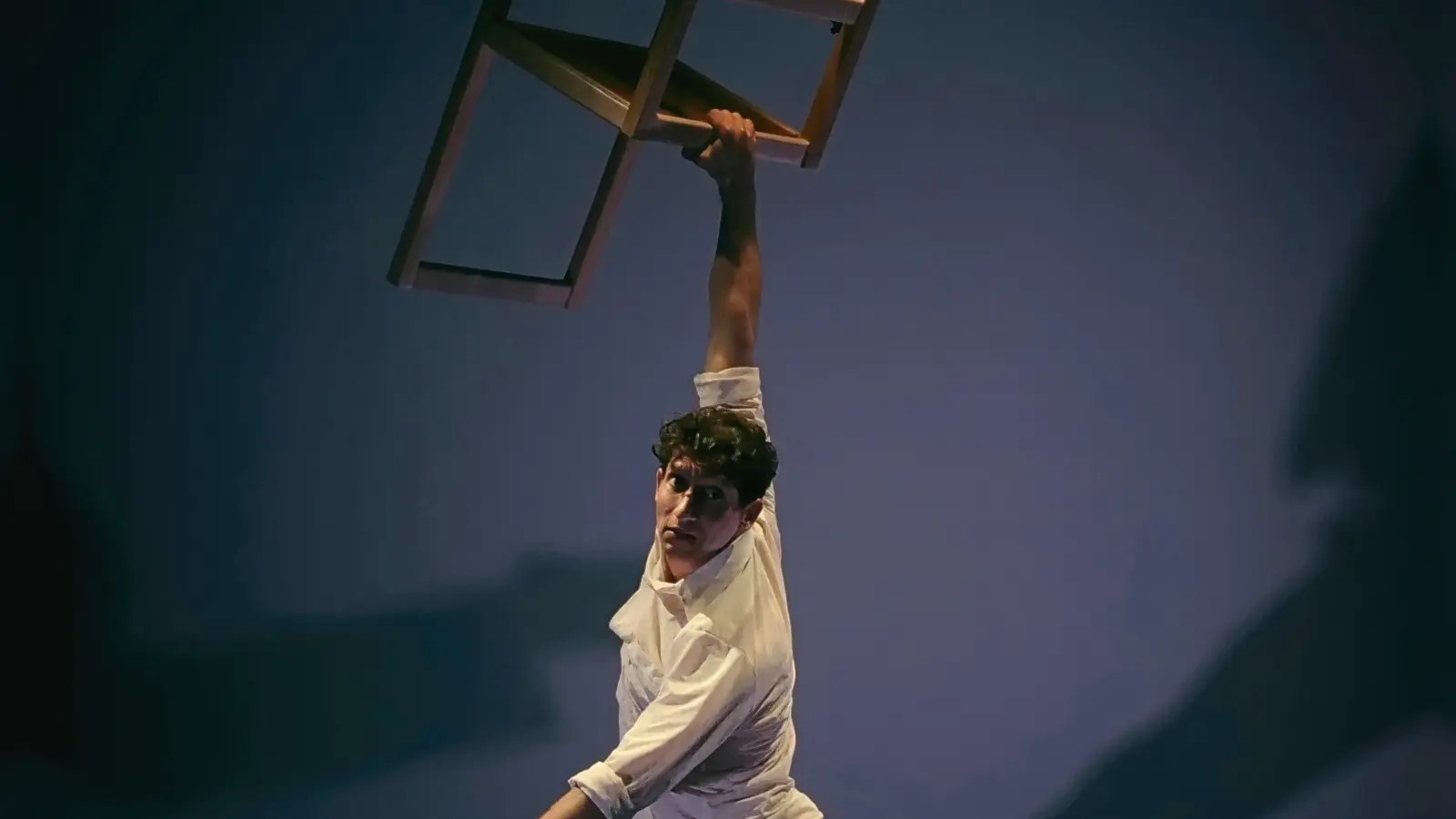 Lukas Aue kämpft in „Entglitten“ mit einem widerborstigen Sitzmöbel, das sich später als Spielpartner entpuppt. (Foto: Boris Laible)