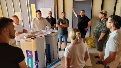 Während der Baustellenbegehung wurde rege über die Fortschritte des Projekts diskutiert. (Foto: Nina Daebel)
