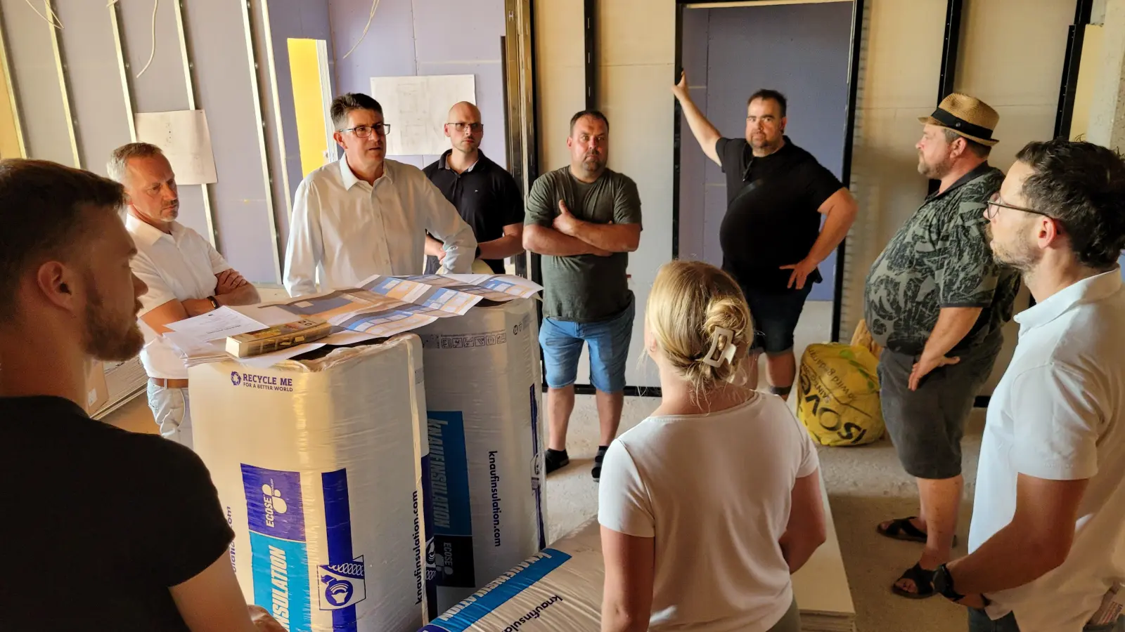 Während der Baustellenbegehung wurde rege über die Fortschritte des Projekts diskutiert. (Foto: Nina Daebel)