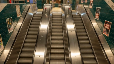 Die Seniorin verlor das Gleichgewicht und stürzte. (Symbolbild) (Foto: Peter Kneffel/dpa)
