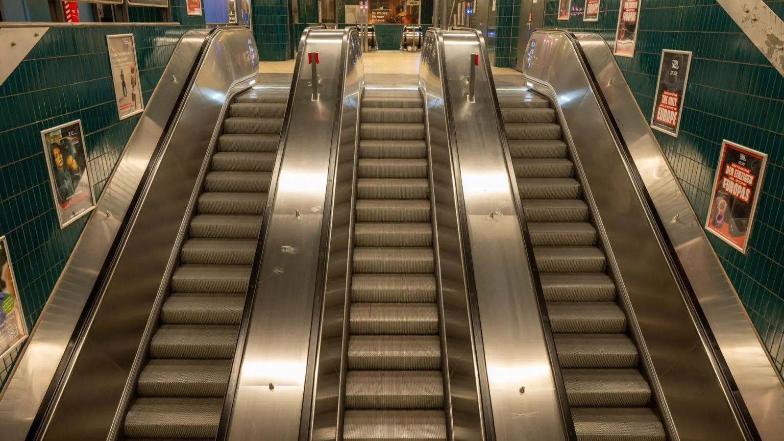 Die Seniorin verlor das Gleichgewicht und stürzte. (Symbolbild) (Foto: Peter Kneffel/dpa)