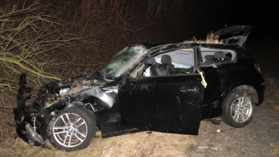 Vier Meter stürzte das Auto eine Böschung hinunter. Die Insassen hatten Glück, sie wurden nur leicht verletzt. (Foto: Hans Bernd Glanz)