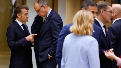 Miteinander gesprochen haben Merz und Macron in letzter Zeit häufig. Bei FCAS sind sie aber nicht zu einem Ergebnis gekommen. (Archivbild)  (Foto: Geert Vanden Wijngaert/AP/dpa)