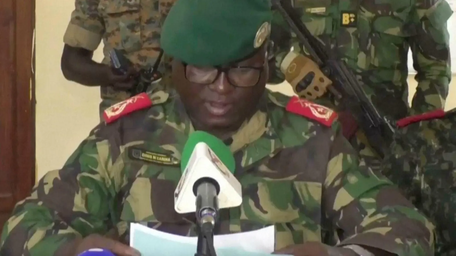 In Guinea-Bissau hat das Militär nach eigenen Angaben die Macht übernommen. (Foto: Uncredited/TGB Guinea-Bissau/AP/dpa)