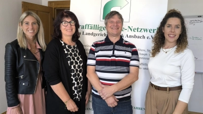 Jana Schallenmüller (links) und Joana Sämann (rechts) trainieren mit Kindern und Jugendlichen soziale Kompetenzen. Als Starthilfe übergab der zweite Vorsitzende der Evangelischen Allianz, David Jess (Zweiter von rechts) eine Spende in Höhe von 1812,21 Euro an Gaby Hofmeier (Zweite von links), die Vorsitzende der Straffälligenhilfe.  (Foto: Thomas Schaller)