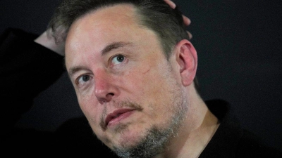 Nach dem Plan von 2018 konnte Elon Musk in zwölf Schritten Aktienoptionen mit einem maximalen Wert von damals bis zu 55,8 Milliarden Dollar bekommen, wenn Börsenwert und Geschäftszahlen von Tesla mit bestimmten Mindestwerten wachsen. (Foto: Kirsty Wigglesworth/AP Pool/AP)