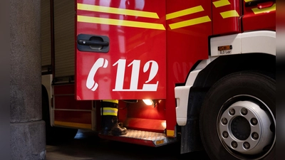 Die Feuerwehr konnte ein Übergreifen der Flammen auf Nachbarhäuser verhindern. (Symbolbild) (Foto: Niklas Treppner/dpa)