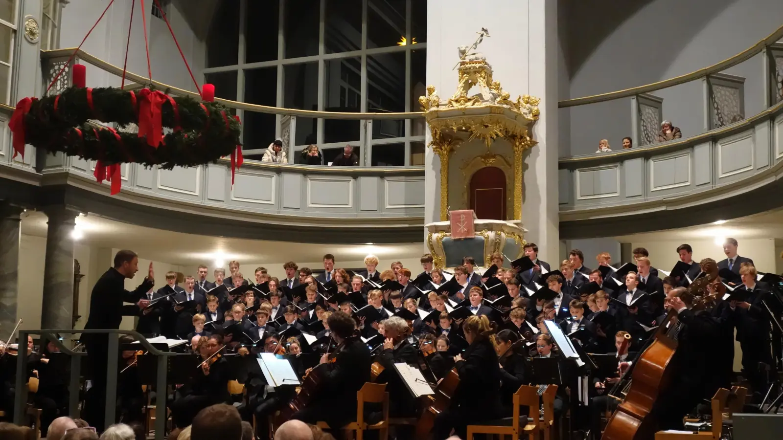 Fesselten ihr Publikum mit Werken der deutschen und italienischen Romantik: der Windsbacher Knabenchor und die Nürnberger Symphoniker unter der Leitung von Ludwig Böhme beim Weihnachtskonzert in der der Ansbacher St.-Gumbertus-Kirche. (Foto: Marion Etienne)