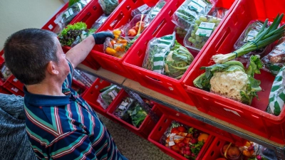  Vielen Tafeln fehlen immer noch dringend Helferinnen und Helfer. (Archivbild) (Foto: Jens Büttner/dpa)