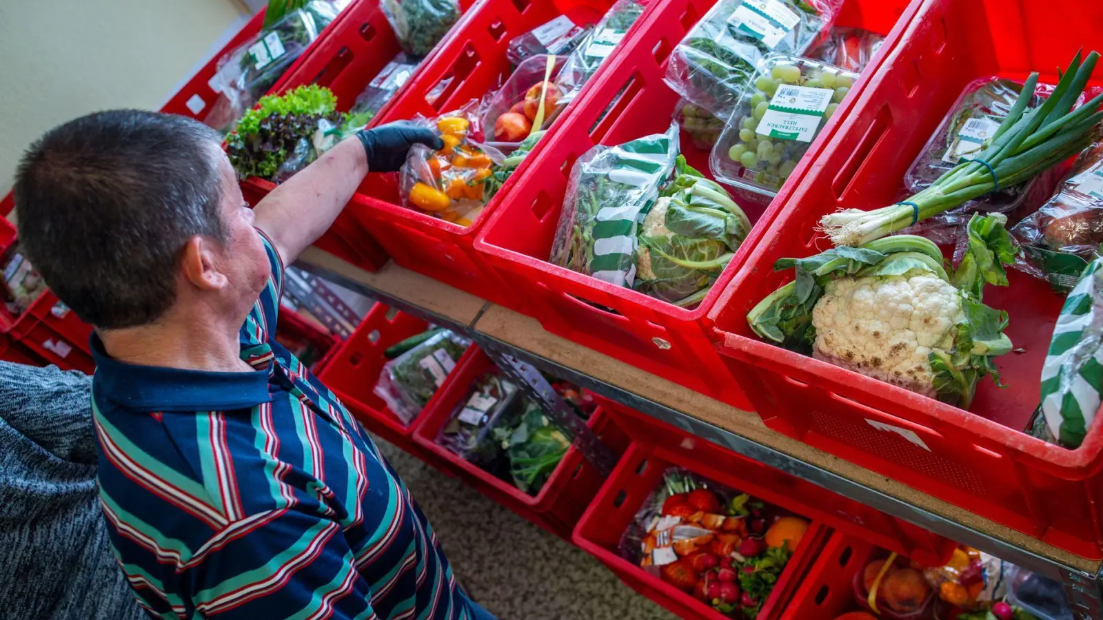  Vielen Tafeln fehlen immer noch dringend Helferinnen und Helfer. (Archivbild) (Foto: Jens Büttner/dpa)