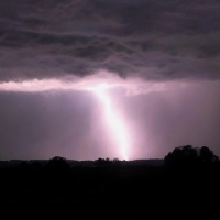 Blitze bei einem Gewitter über dem Alpenvorland am Donnerstag. Gewittrig soll auch das Wochenende werden. (Foto: Karl-Josef Hildenbrand/dpa)