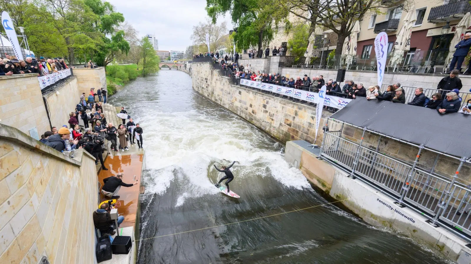 Die Leinewelle - ein Sportangebot auf einer künstlich erzeugten Welle - wurde nun offiziell eröffnet. Vom 05. bis 07.05.23 findet hier die Deutsche Meisterschaft im „Rapid Surfing”, dem Surfen auf einer künstlichen Welle, statt. (Foto: Julian Stratenschulte/dpa)