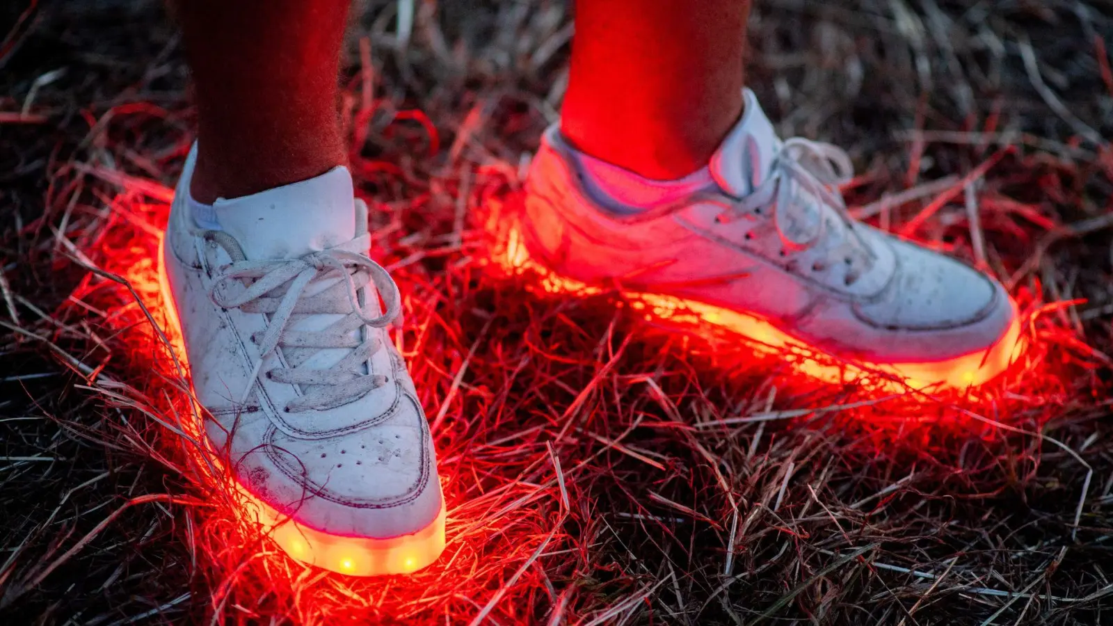 Alarmstufe Rot: Wenn Schuhe anfangen zu müffeln, helfen ein paar einfache Tricks. Aber auch schon vorher kann man etwas gegen unangenehmen Schuhgeruch tun. (Foto: Hauke-Christian Dittrich/dpa/dpa-tmn)