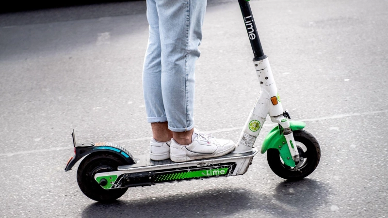 Neue Regeln ab März 2027: E-Scooter-Fahrende müssen sich bei Verstößen auf höhere Bußgelder und erweiterte Verkehrsvorschriften einstellen. (Foto: Zacharie Scheurer/dpa-tmn)