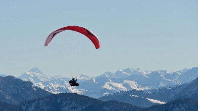 Gleitschirmfliegen ist besonders im Sommer ein beliebter Sport. (Symboldbild) (Foto: Tobias Hase/dpa)