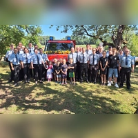 Gruppenbild mit Auto: Die Feuerwehr Berhardswinden hat ihr neues Fahrzeug nun auch offiziell in Betrieb genommen. (Foto: Simon Mayr)