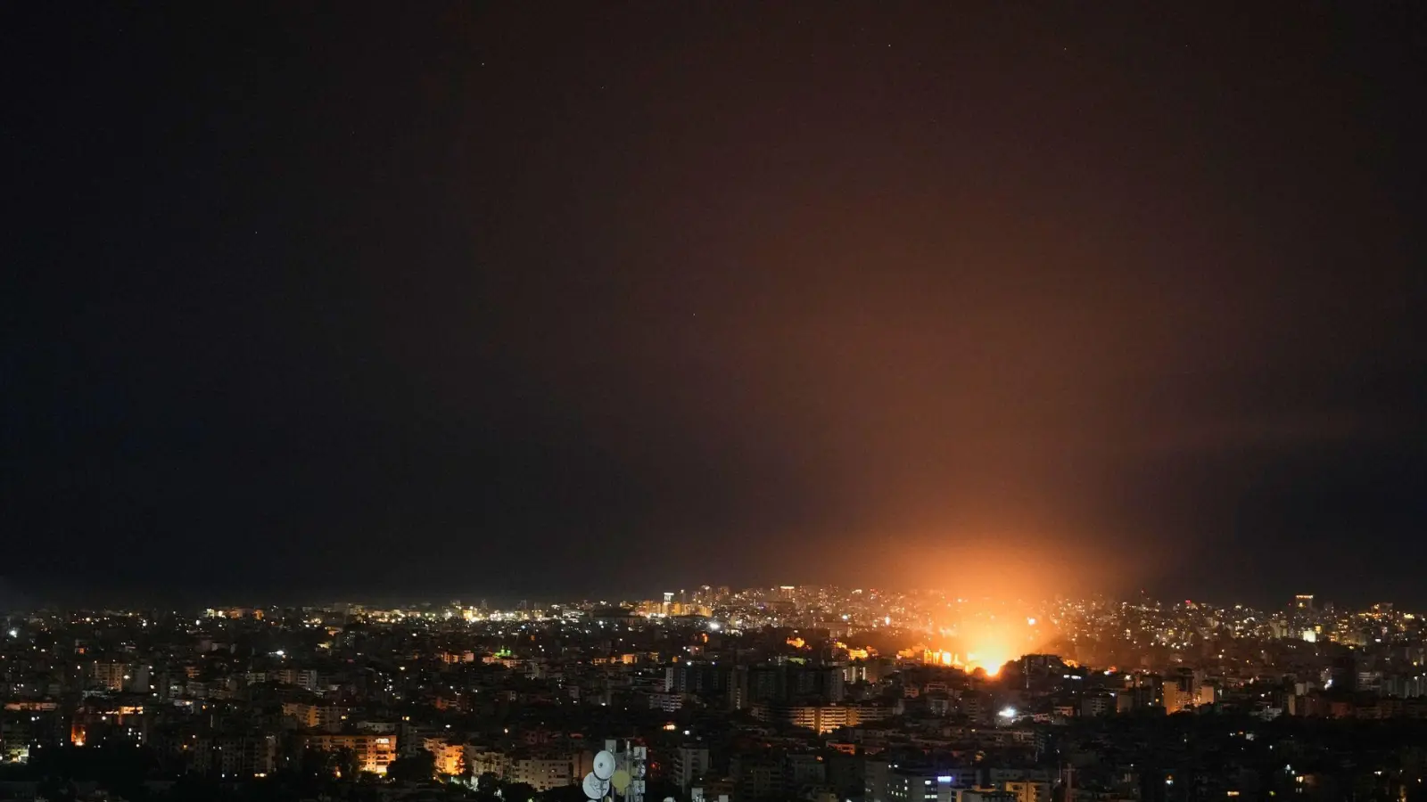 Israels Armee greift weiter im Libanon an.  (Foto: Hassan Ammar/AP/dpa)