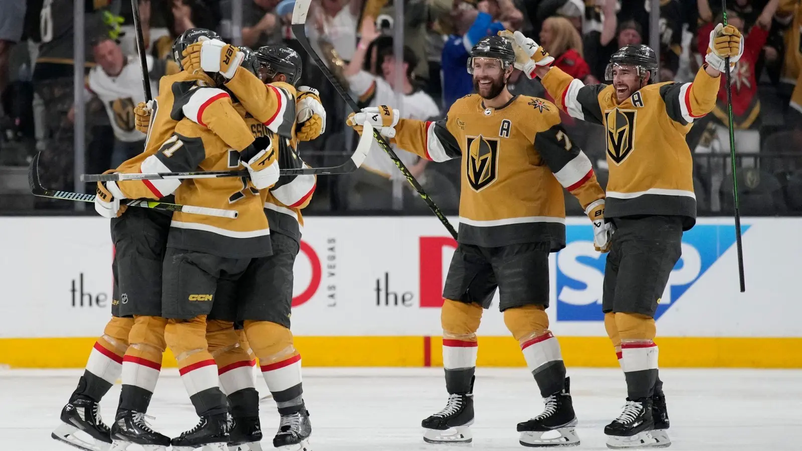 Die Spieler der Vegas Golden Knights feiern nach dem Treffer von William Karlsson (71). (Foto: John Locher/AP/dpa)