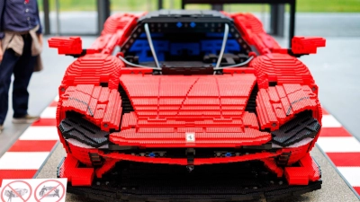 Erwachsene können sich Spielzeuge leisten, von denen sie als Kind nur träumen konnten. (Archivbild) (Foto: Daniel Karmann/dpa)