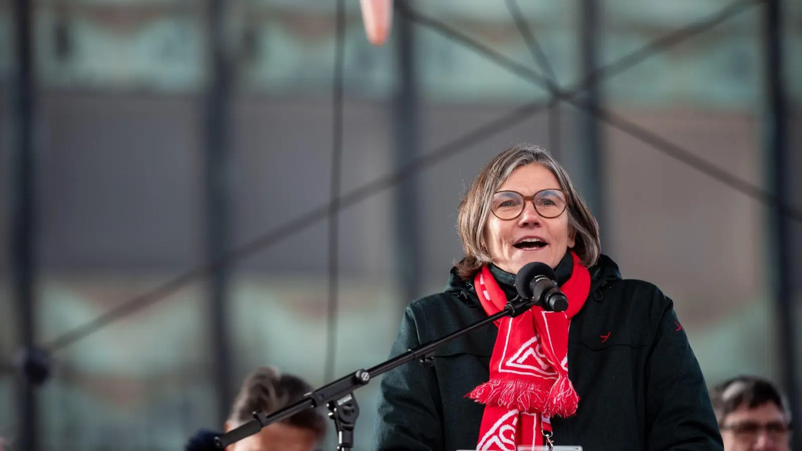  Vermisst Angebote des VW-Managements: IG-Metall-Chefin Christiane Benner. (Archivbild)  (Foto: Fabian Strauch/dpa)