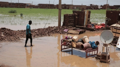 Fluten zerstörten im Sudan Häuser und Straßen, so wie hier in Al-Jazirah. (Archivbild) (Foto: Marwan Ali/AP/dpa)