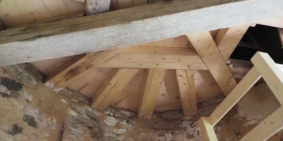 Der Weinturm wurde immer wieder zerstört und neu aufgebaut. Das Ergebnis ist ein ziemlicher Material-Mix. (Foto: Bezirk Mittelfranken/Julia Krieger)