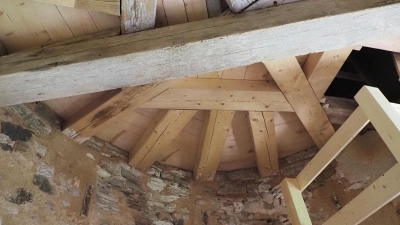 Der Weinturm wurde immer wieder zerstört und neu aufgebaut. Das Ergebnis ist ein ziemlicher Material-Mix. (Foto: Bezirk Mittelfranken/Julia Krieger)