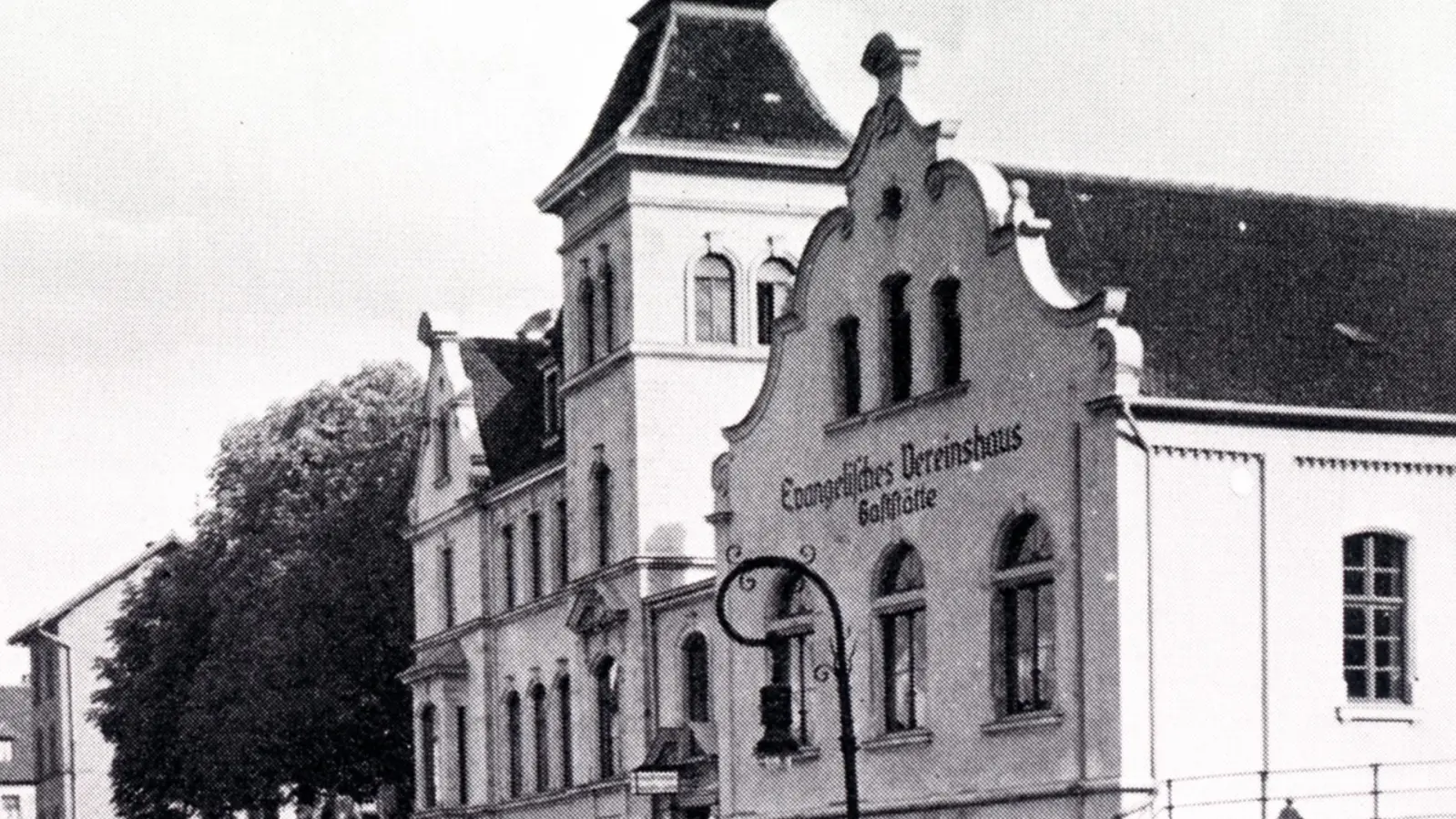 Im Evangelischen Vereinshaus an der Triesdorfer Straße – hier eine Aufnahme von 1919 – finden regelmäßig Wählerversammlungen statt. Im Jahr 1925 auch eine Geburtstagsfeier für Adolf Hitler.