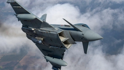 Kampfjets der Nato holen über Litauen eine Drohne vom Himmel. (Archivbild) (Foto: Mindaugas Kulbis/AP/dpa)