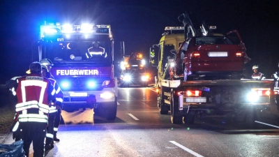 Beide beteiligten Fahrzeuge mussten abgeschleppt werden. (Foto: Tizian Gerbing)