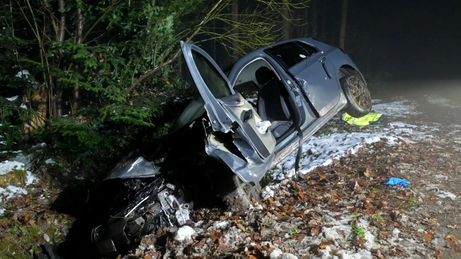 Die Fahrt in den Graben endete für einen 48-Jährigen leider tödlich.  (Foto: Robert Geisler/zema-medien/dpa)