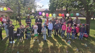 Das Band wird durchtrennt: Mit den Kindern freuten sich (von links) Jugendbeauftragter Herbert Rosenbauer, Pfarrer Christian Dellert, zweiter Bürgermeister Werner Schmitz, Stefanie Poledne (Projekt-Team), Michael Strauß (Vorsitzender der FFW Irsingen), Stefanie Strauß (Projekt-Team) und Markus Kober (Vorstand der VR-Bank im südlichen Franken). (Foto: Friedrich Zinnecker)