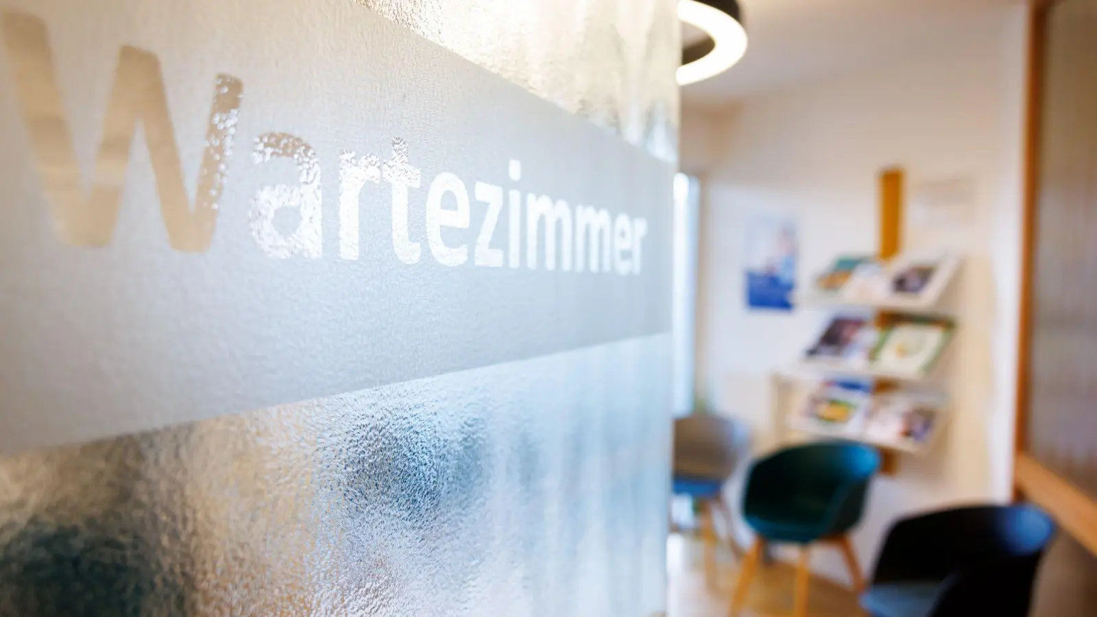 Eine neue Pauschale soll chronisch Kranken Praxisbesuche ersparen. (Archivbild)  (Foto: Daniel Karmann/dpa)