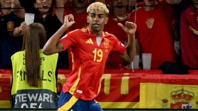 Jüngster Doppeltorschütze in der Historie der spanischen Nationalelf: Lamine Yamal. (Foto: Marijan Murat/dpa)