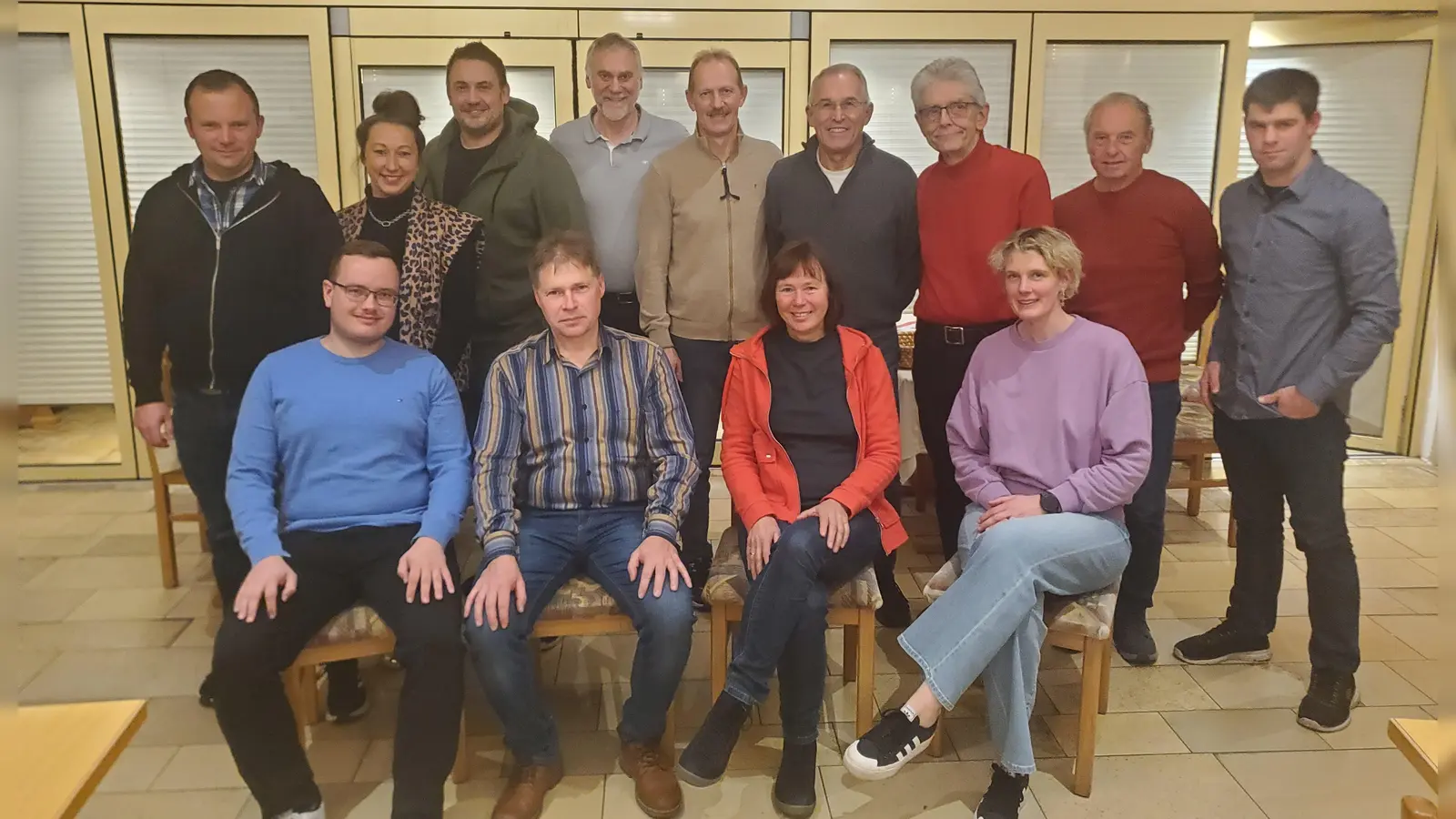 Die Liste der FWG in Wilhelmsdorf mit Dieter Bergler und Andrea Rabert auf den Listenplätzen 1 und 2 (vorne in der Mitte). Es fehlt Melanie Belatschek. (Foto: Ulli Ganter)