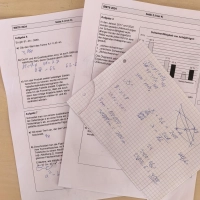 Der Mathematik-Jahrgangsstufentest hätte den Leistungsstand aller bayerischen Schülerinnen und Schüler abrufen sollen. Da er bereits vorab im Netz stand, wurde er abgeblasen. (Symbolbild: Thomas Schaller)