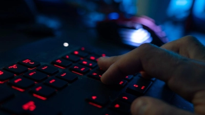 Der Beschuldigte soll im Darknet eine Plattform betrieben haben. (Symbolbild) (Foto: Nicolas Armer/dpa)