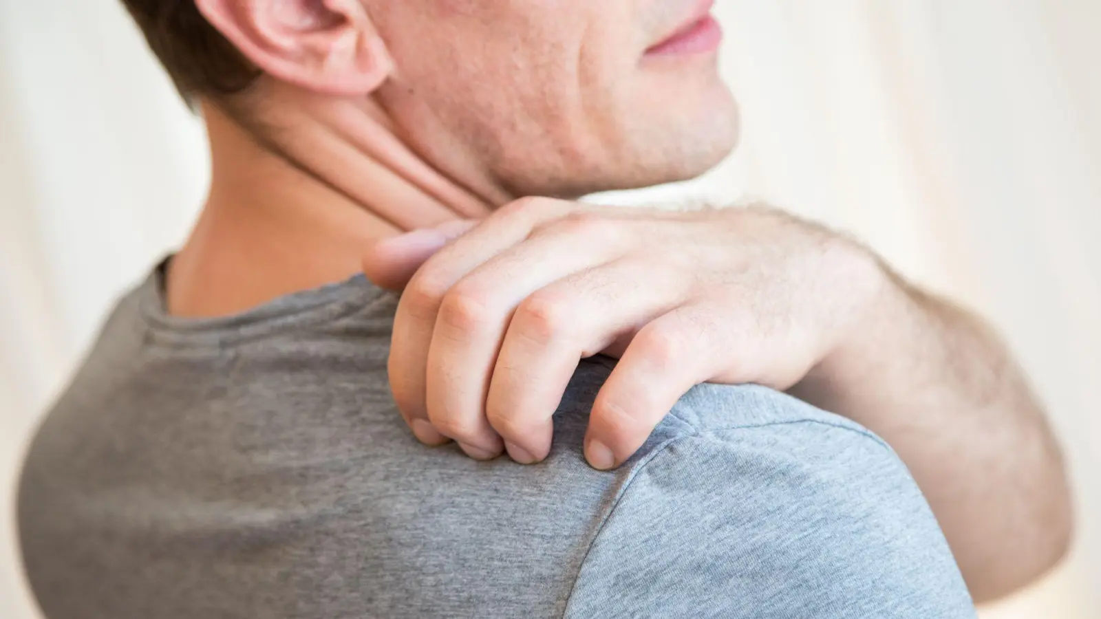 Juckreiz ist eines der typischen Symptome der Gürtelrose. (Foto: Christin Klose/dpa-tmn)