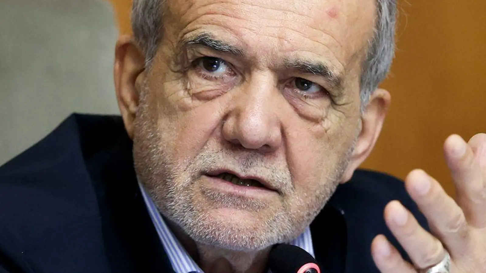 Präsident Peseschkian soll Teil des dreiköpfigen Rats sein, der den Iran vorübergehend führen soll. (Archivbil) (Foto: Iranian Presidency/ZUMA Press Wire/dpa)