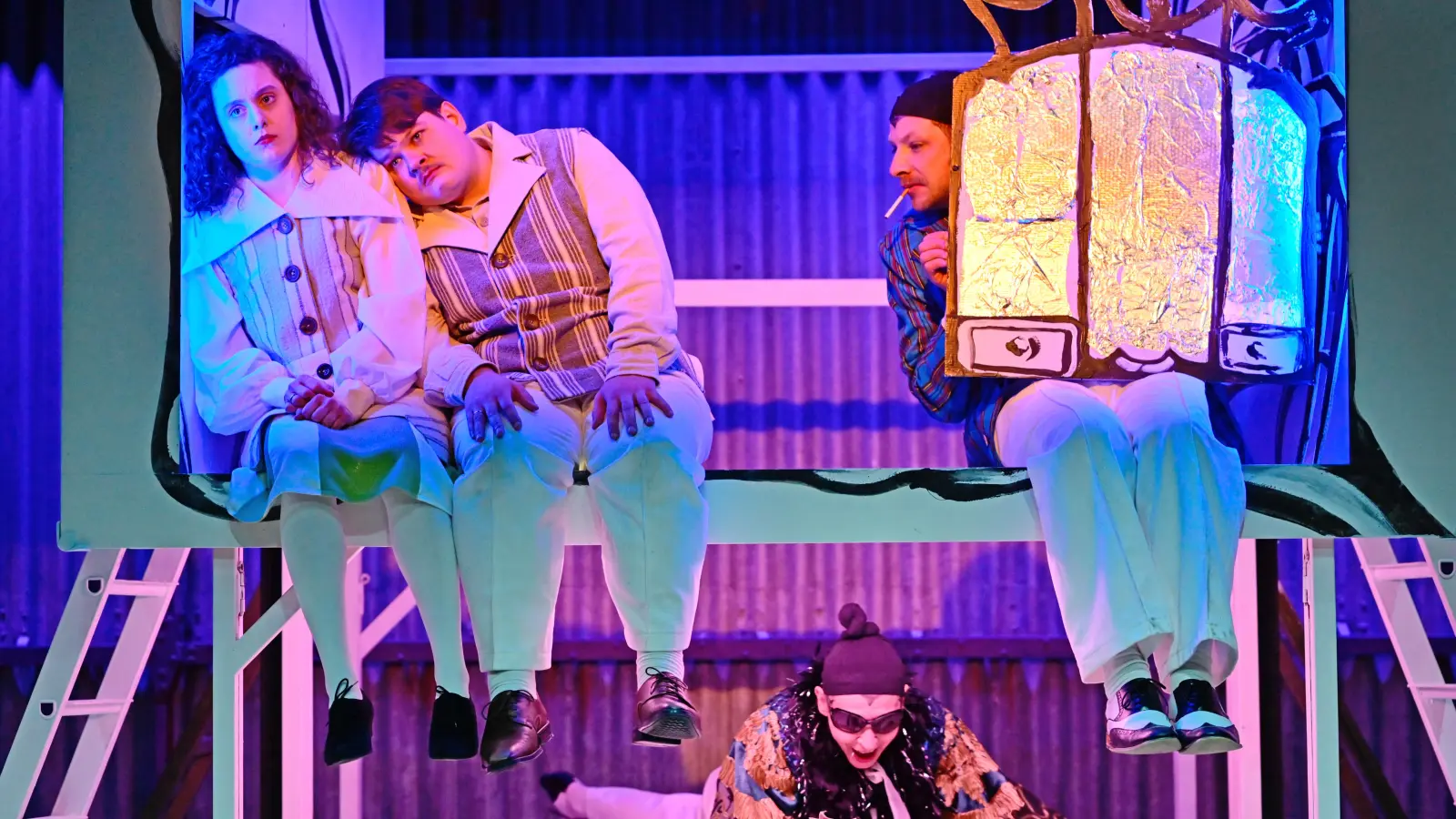 Das kleine Glück im trauten Heim sieht anders aus – eine Szene aus „Kleiner Mann – was nun?” mit Anna Woll, Niklas Schüler, Nicole Schneider und Martin Geisen (von links). (Foto: Jim Albright)