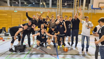 Am Ziel: Der TTV Onlineprinters Neustadt jubelt ausgelassen über die Meisterschaft und den Aufstieg in die 1. Regionalliga. (Foto: Karin Fett)